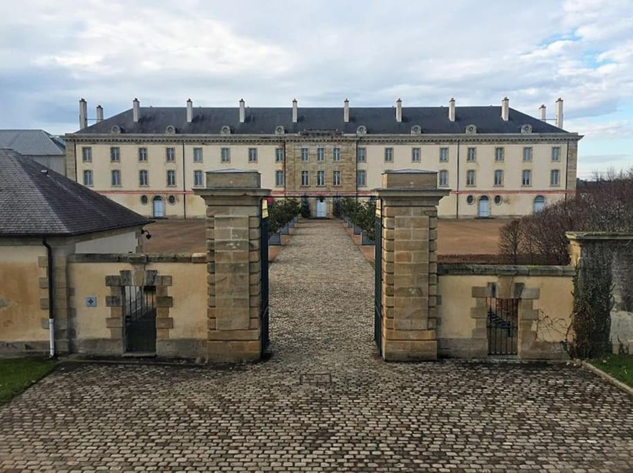 Joli Studio Avec Parking Prive, Bien Situe Moulins  Zewnętrze zdjęcie