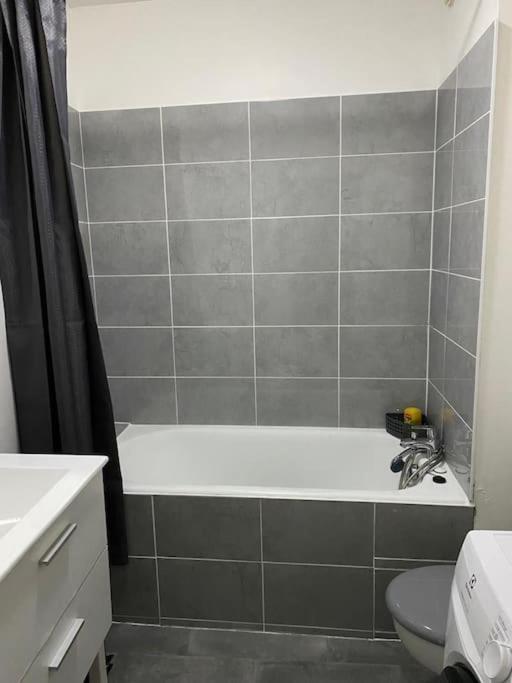 Joli Studio Avec Parking Prive, Bien Situe Moulins  Zewnętrze zdjęcie