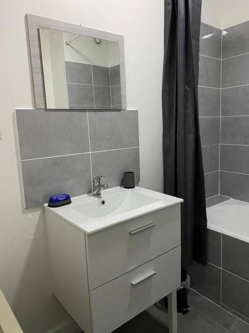 Joli Studio Avec Parking Prive, Bien Situe Moulins  Zewnętrze zdjęcie
